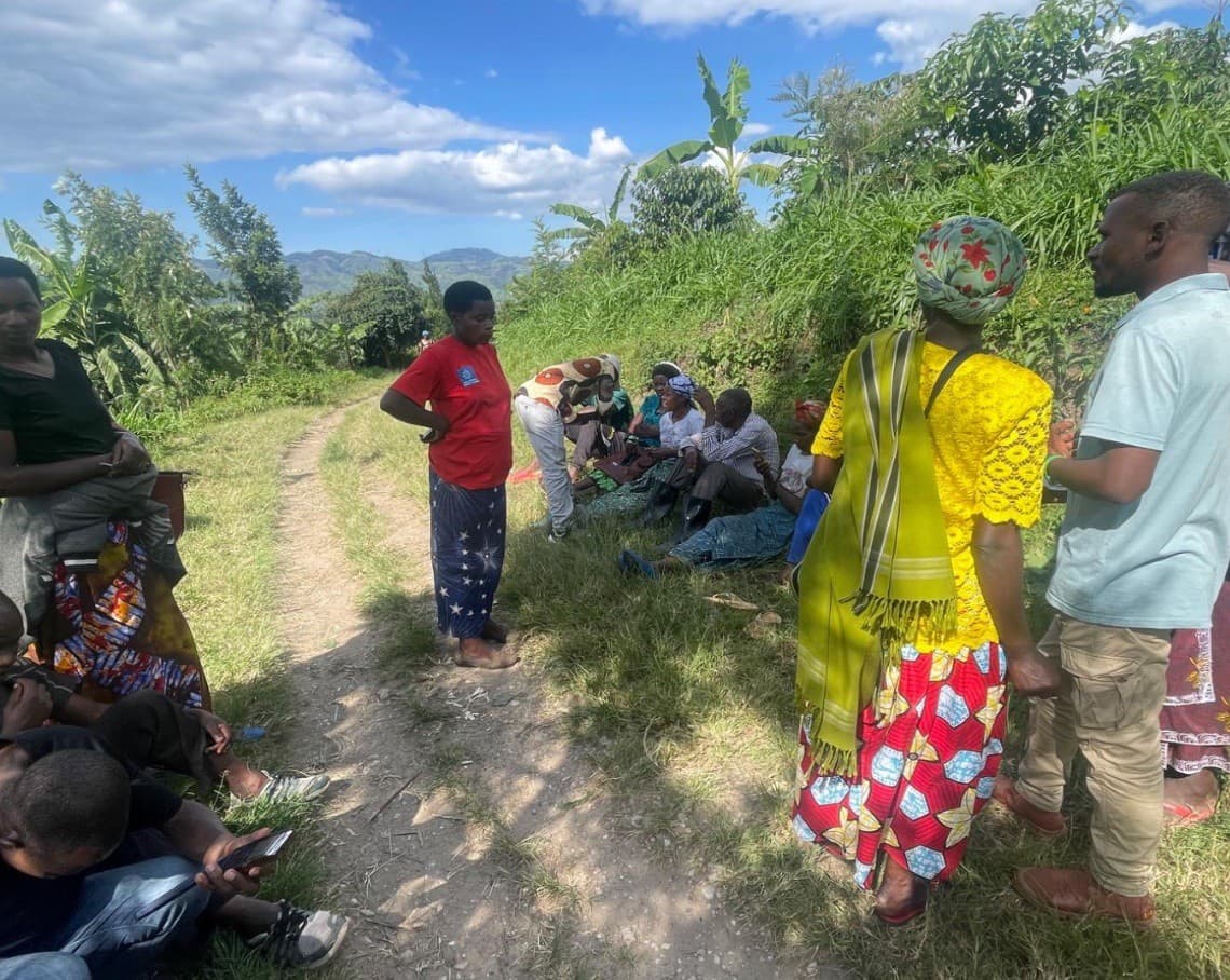 Reunión de campo de una cooperativa con pequeños agricultores en Karongi, Ruanda